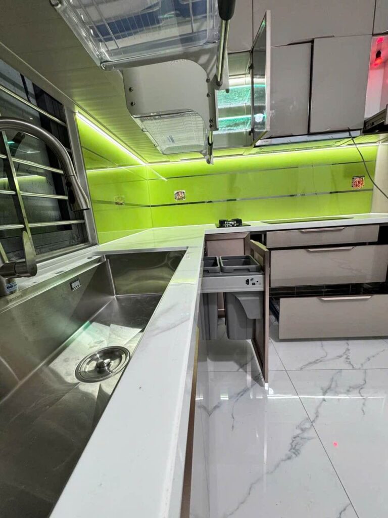 Công Trình Tủ Bếp Hợp Kim Cánh Kính - Long Thành