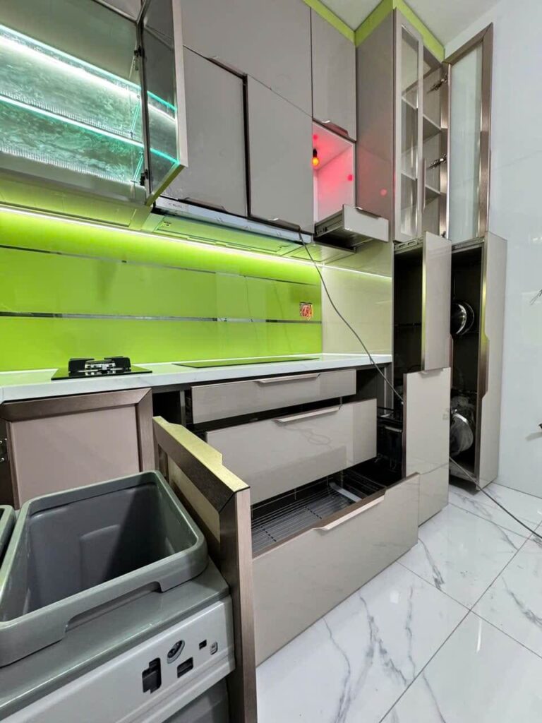 Công Trình Tủ Bếp Hợp Kim Cánh Kính - Long Thành