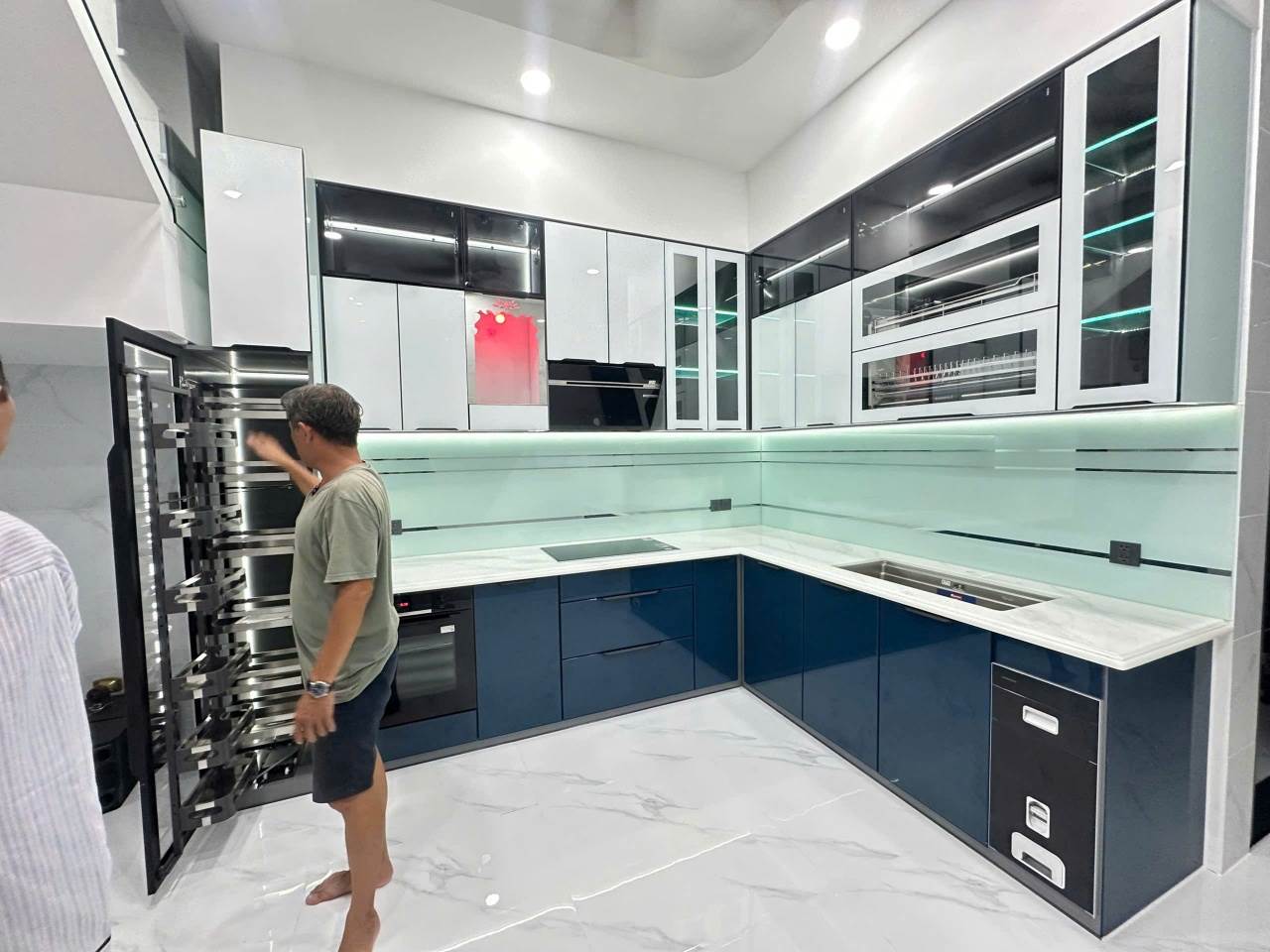 Kích Thước Tiêu Chuẩn Tủ Bếp Nhôm Kính