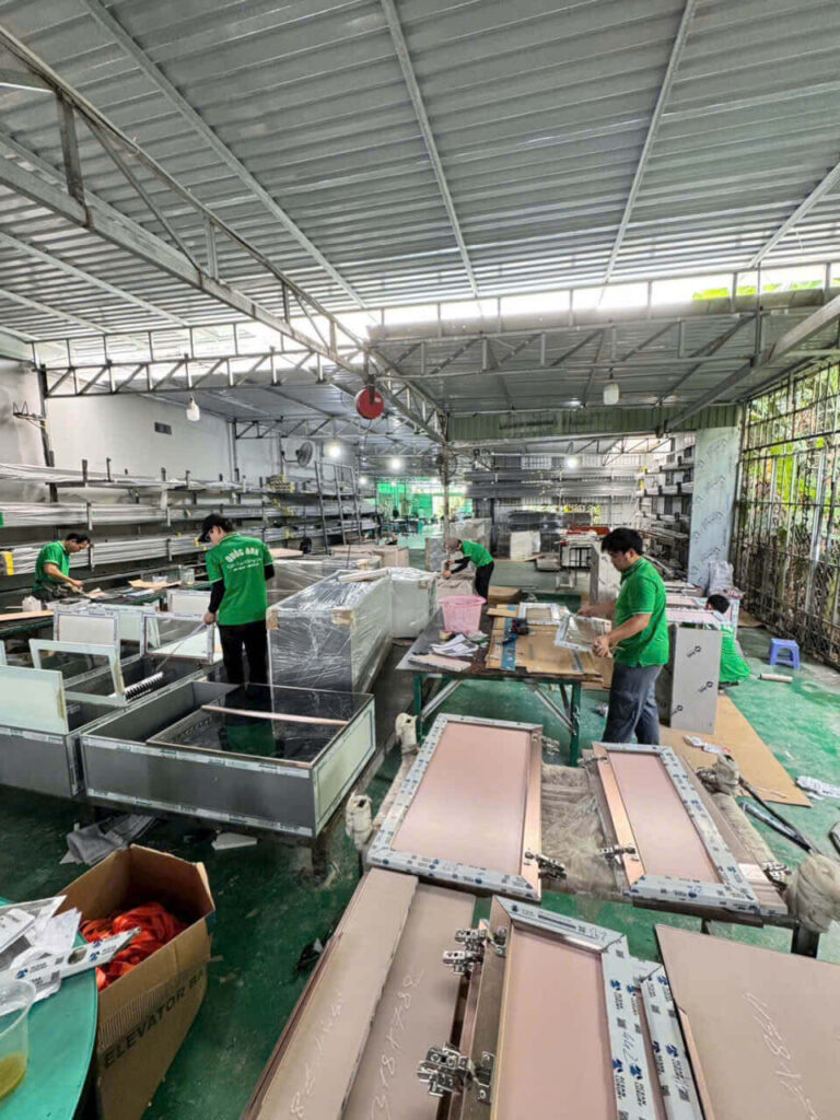 Công Trình Tủ Bếp Nhôm Hợp Kim Cánh Kính Hệ Tay Vát Âm