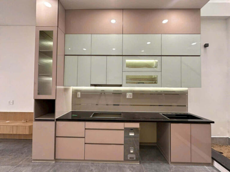 Công Trình Tủ Bếp Nhôm Hợp Kim Cánh Kính Hệ Tay Vát Âm