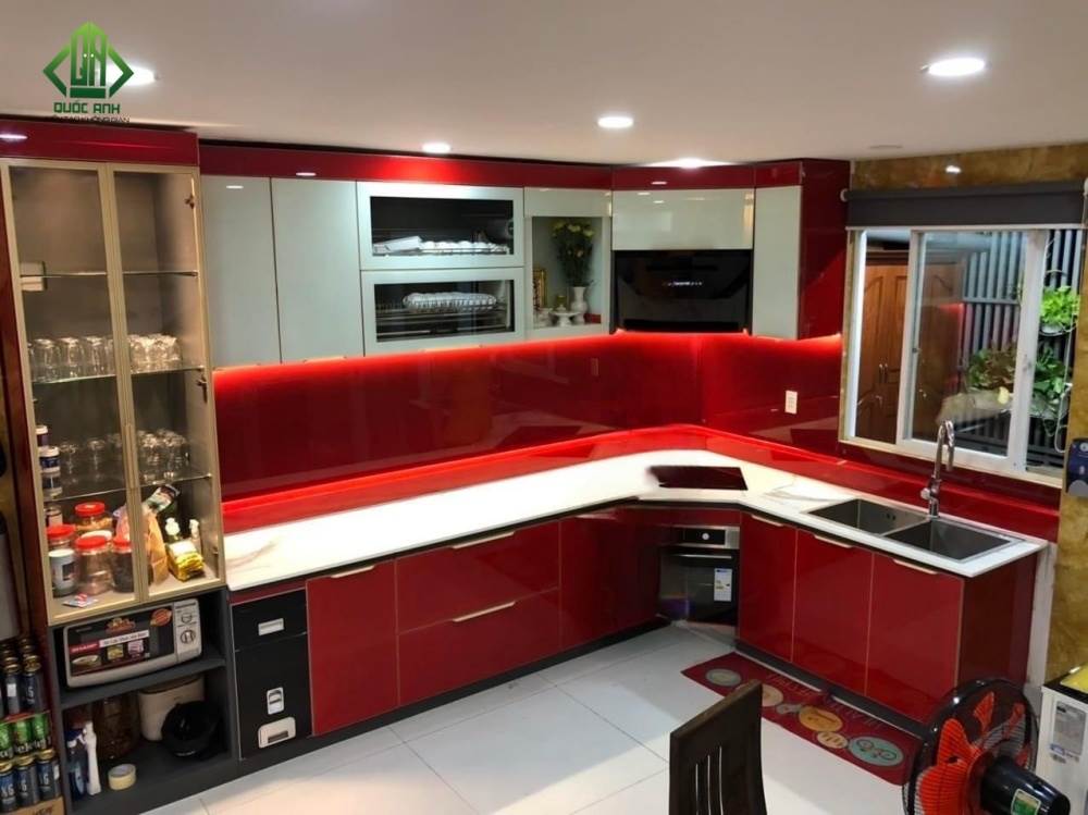 mẫu tủ bếp chữ L nhôm kính đẹp