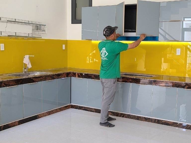 tu-bep-nhom-kinh43.jpg Kính Ốp Bếp
