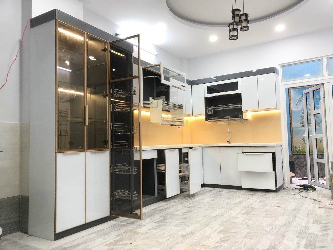 tu-bep-nhom-kinh45.jpg Tủ Bếp Nhôm Trắng Sứ