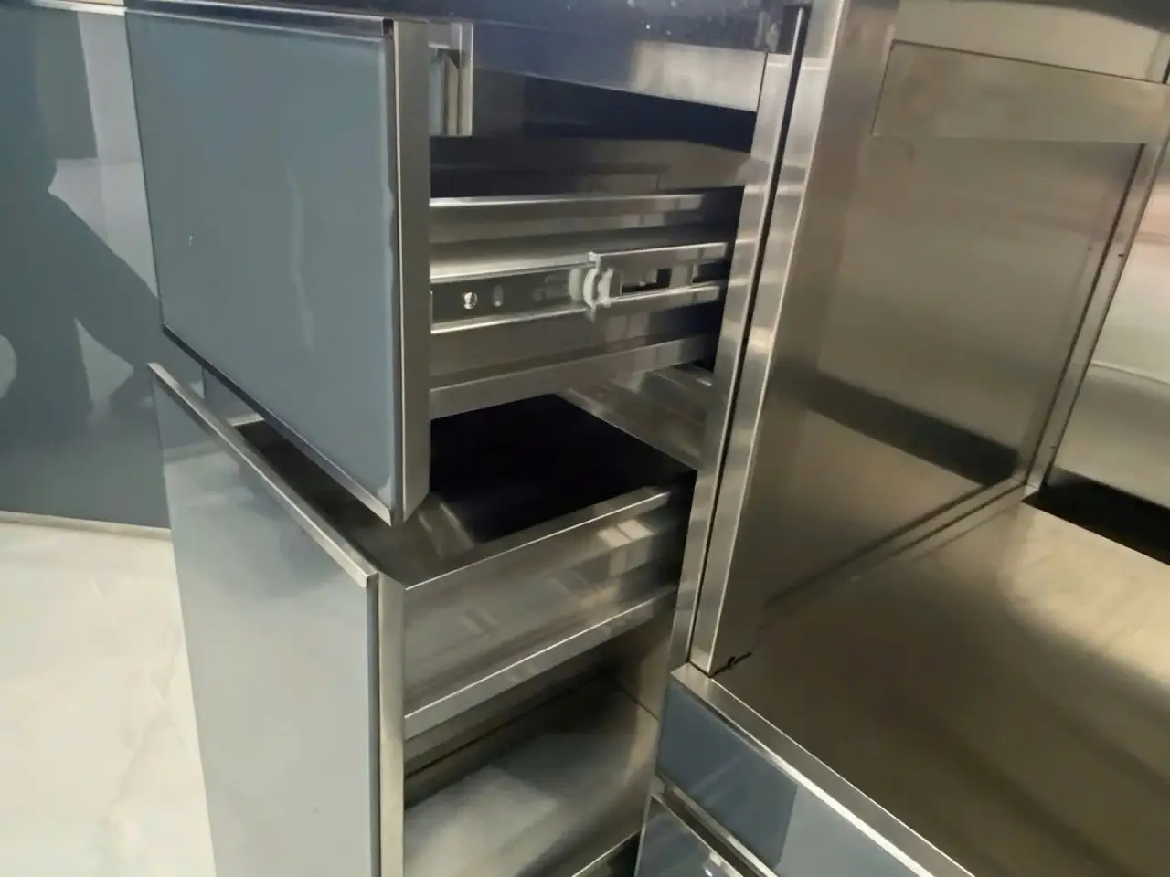Tủ Bếp Inox Cánh Kính