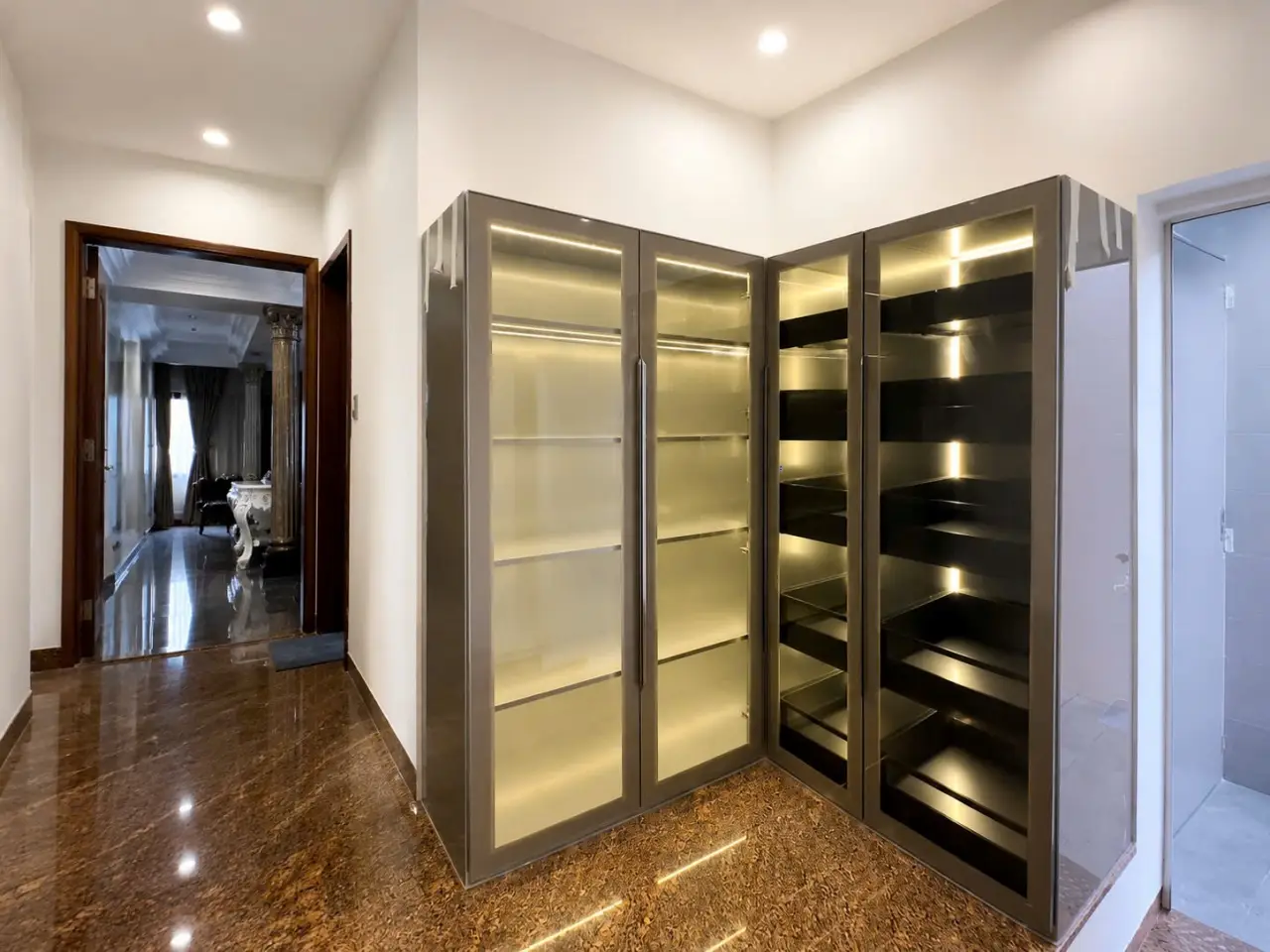 Bàn Giao Tủ Bếp Nhôm Hợp Kim Cánh Kính Tại Vũng Tàu