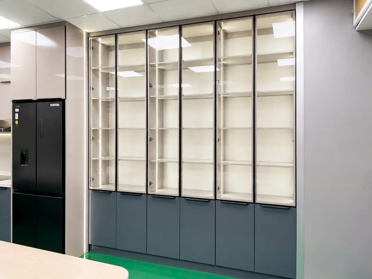 Bàn Giao Công Trình Tủ Bếp Nhôm Hợp Kim Cánh Kính Tại Quận 9